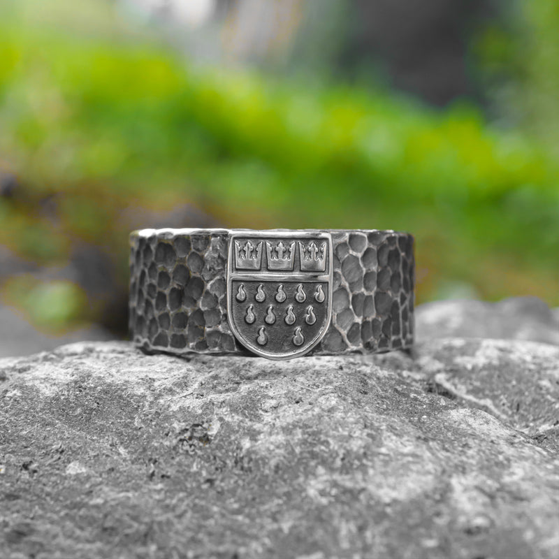 8 mm Wappen-Deluxe Ring mit Hammerschlag