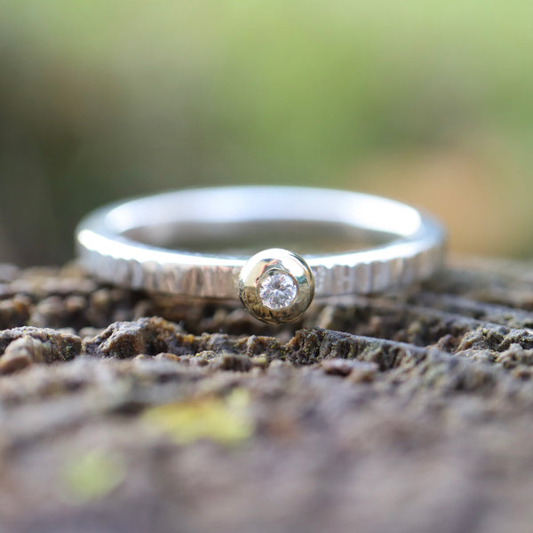Hammerschlag Beisteckring mit einem 0,03ct Diamant