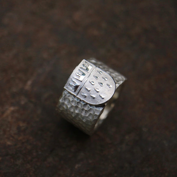 Wappen-Deluxe Ring mit Hammerschlag