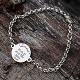 Mama Armband mit Daten vom Baby und auf der Rückseite mit Babyfüssen vom eigenen Baby