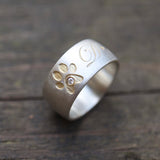 10 mm breiter Ring mit Pfote, Diamant & Gravur schwammmatt