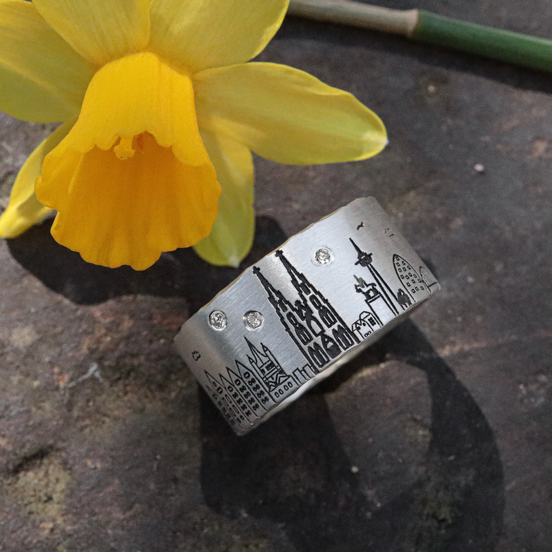 KÖLNER SKYLINE RING MIT DREI DIAMANTEN