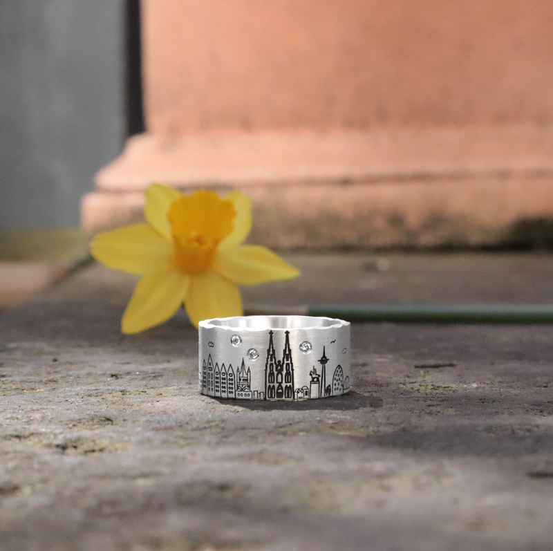 KÖLNER SKYLINE RING MIT DREI DIAMANTEN