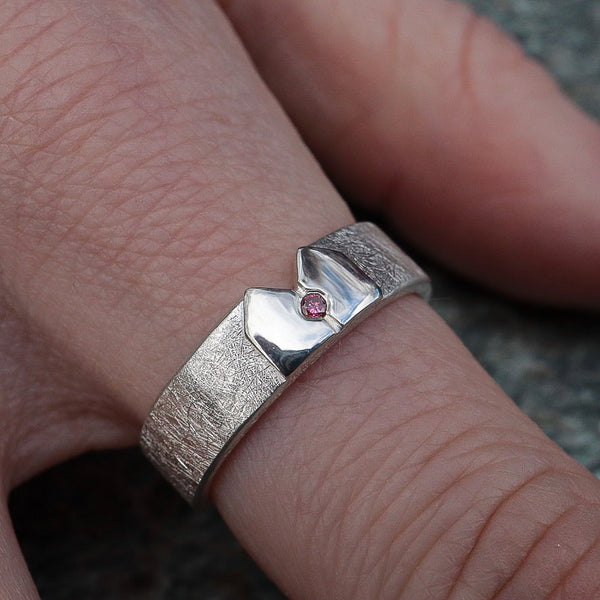 Kölner-Deluxe Ring mit Silbernen Dom und pink Diamanten
