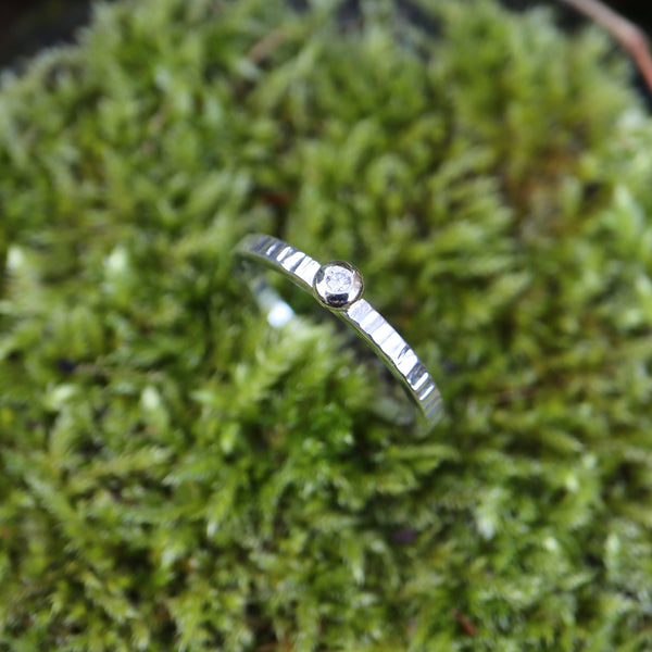 Hammerschlag Beisteckring mit einem 0,03ct Diamant