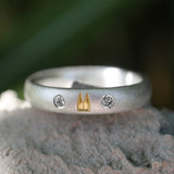 4 mm Premium Ring schwammmatt mit vergoldetem Dom und Diamanten