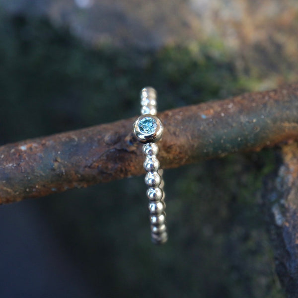 Kugel- Beisteckring mit einem blauen Diamant