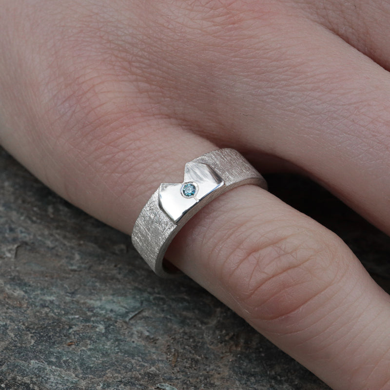 Kölner-Deluxe Ring mit Silbernen Dom und sky blue Diamanten