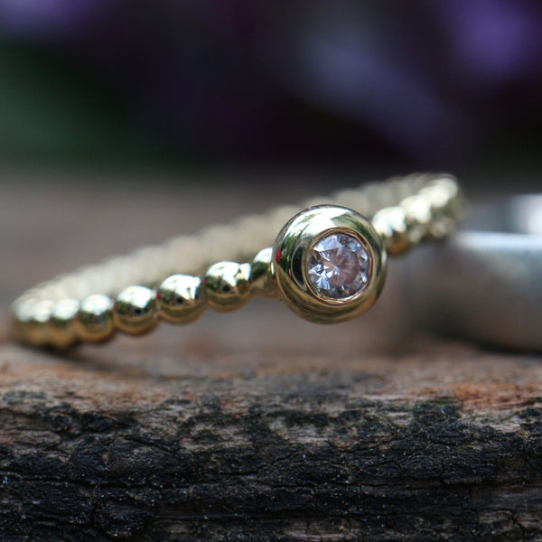 Beisteckring Kügelchen mit einem 0,06 ct Diamant