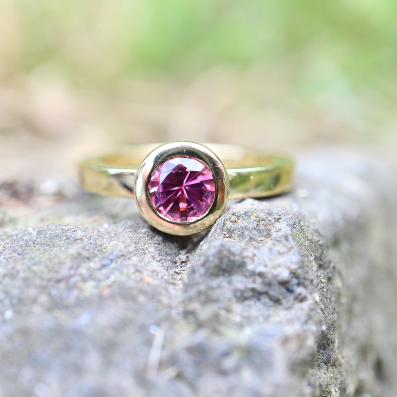 Rosa Turmalin-Ring aus 750 Gelbgold – handgefertigt in unserer Goldschmiede in Oberwinter