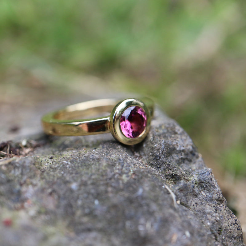 Rosa Turmalin-Ring aus 750 Gelbgold – handgefertigt in unserer Goldschmiede in Oberwinter