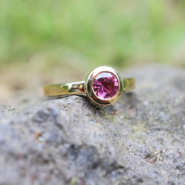 Rosa Turmalin-Ring aus 750 Gelbgold – handgefertigt in unserer Goldschmiede in Oberwinter