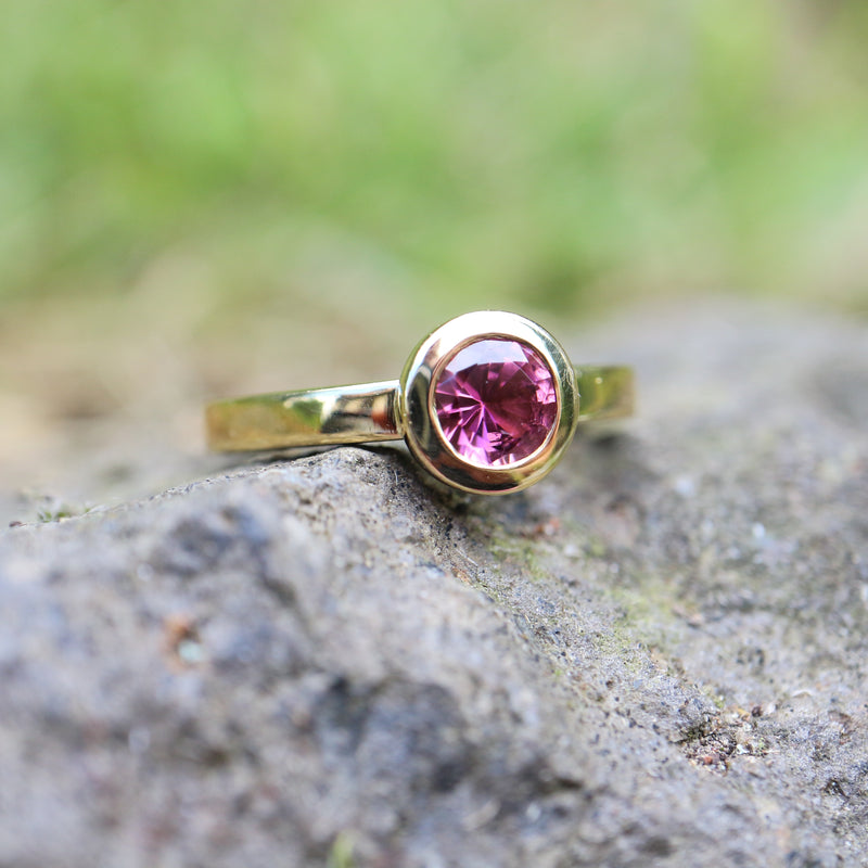 Rosa Turmalin-Ring aus 750 Gelbgold – handgefertigt in unserer Goldschmiede in Oberwinter