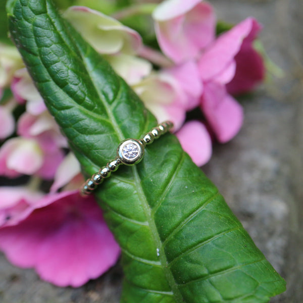 Beisteckring Kügelchen mit einem 0,06 ct Diamant