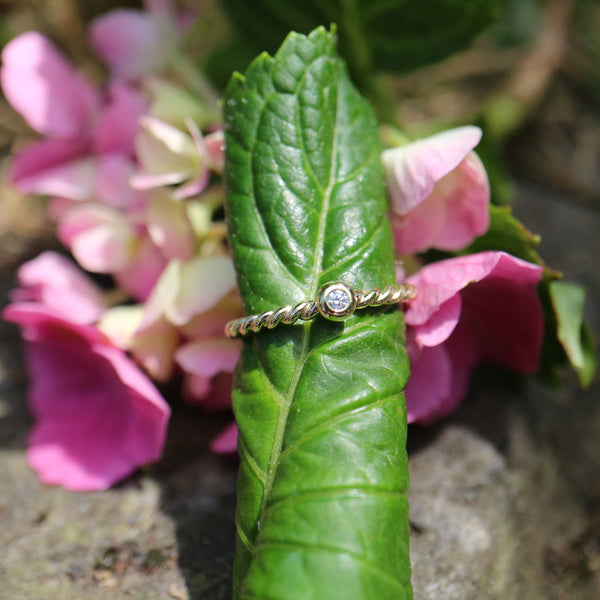 Beisteckring gedreht mit einem 0,03ct Diamant