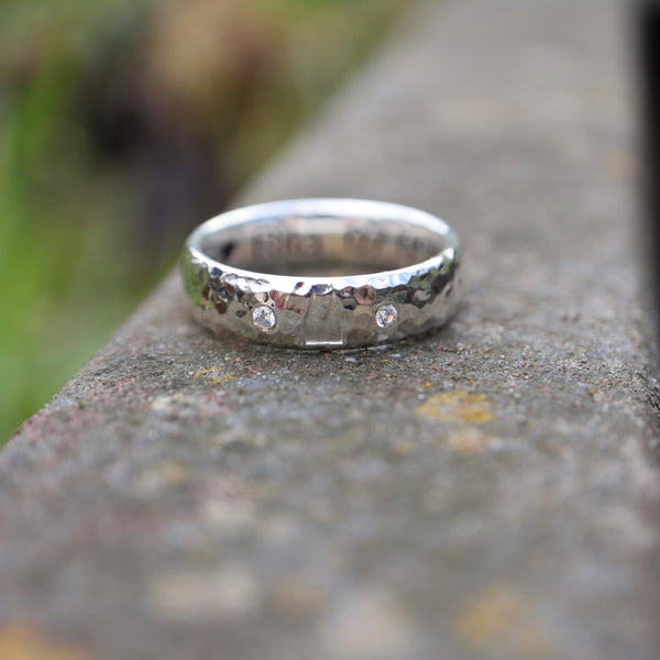 6 mm breit Premium Ring mit Hammerschlag und zwei Diamanten
