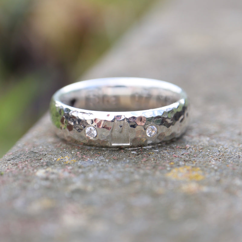 6 mm breit Premium Ring mit Hammerschlag und zwei Diamanten