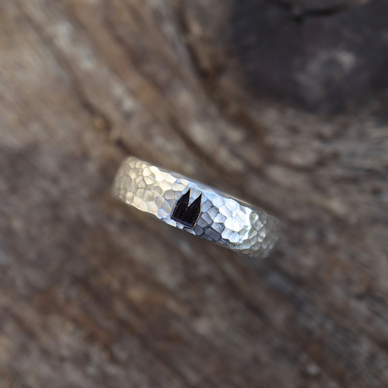 6 mm Kölner Premium Ring mit schwarzen Dom und Hammerschlag