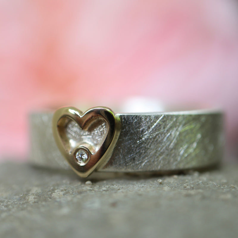 Ring 6 mm breit mit Gelbgold Herz und einen Diamanten