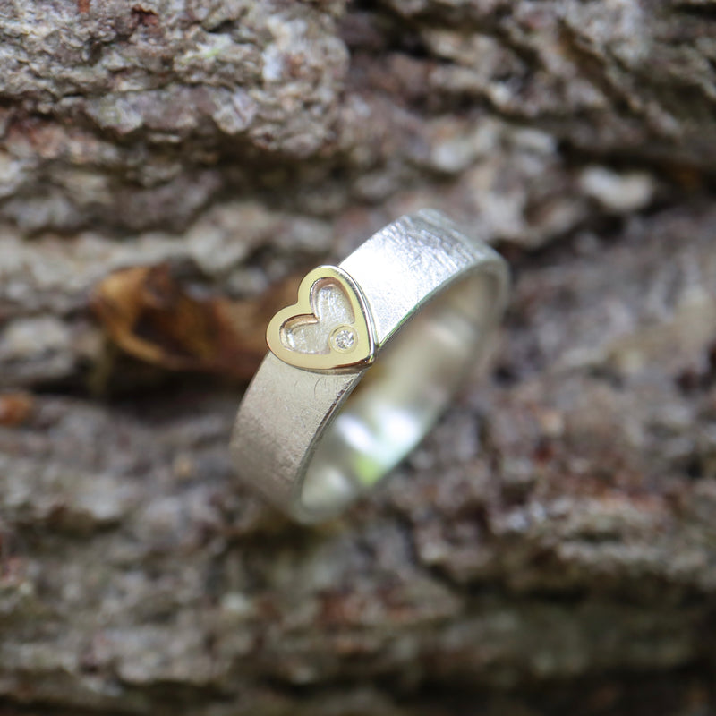Ring 6 mm breit mit Gelbgold Herz und einen Diamanten