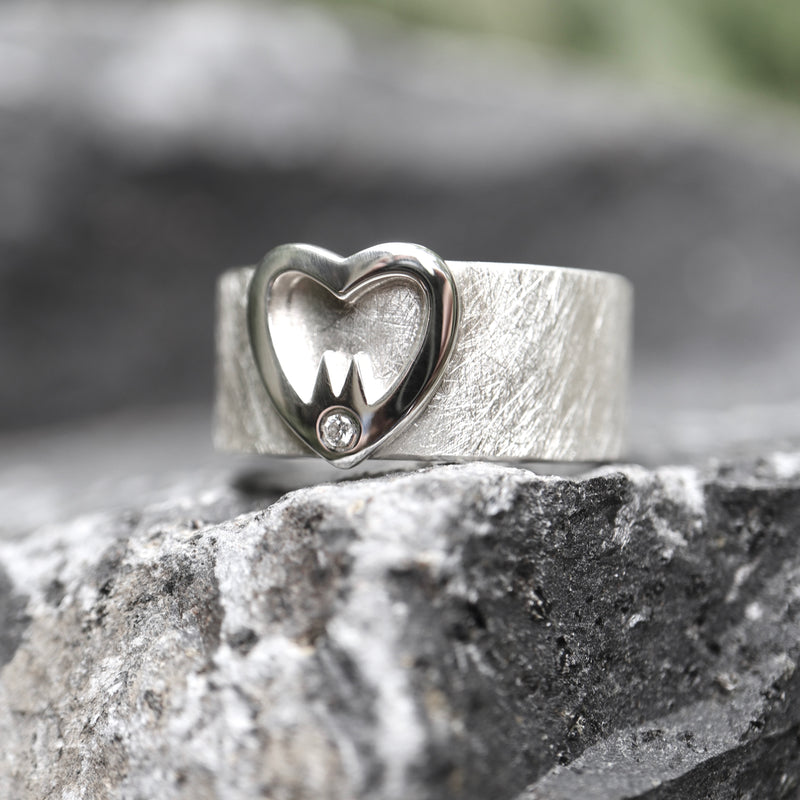Hätz Ring 10 mm breit und einen Diamanten