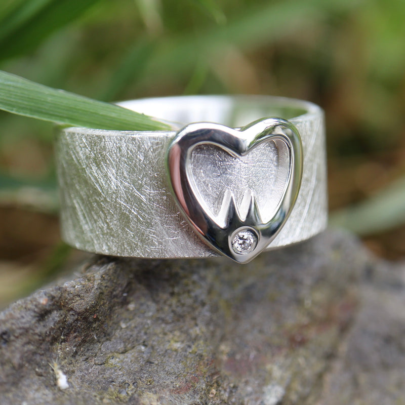 Hätz Ring 10 mm breit und einen Diamanten