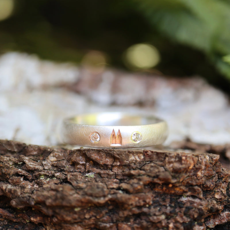 4 mm Premium Ring schwammmatt mit vergoldetem Dom und Diamanten