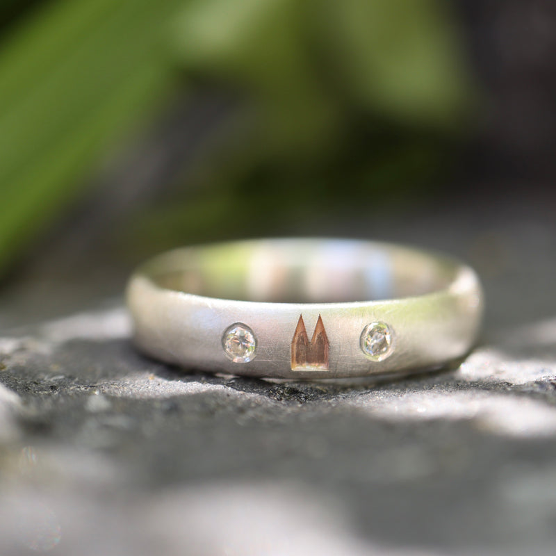 4 mm Premium Ring schwammmatt mit vergoldetem Dom und Diamanten