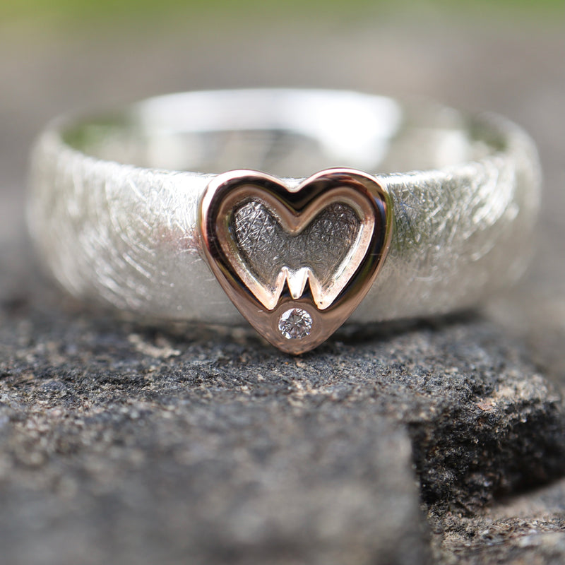 Ring 6 mm breit mit Rotgold Herz und einen Diamanten