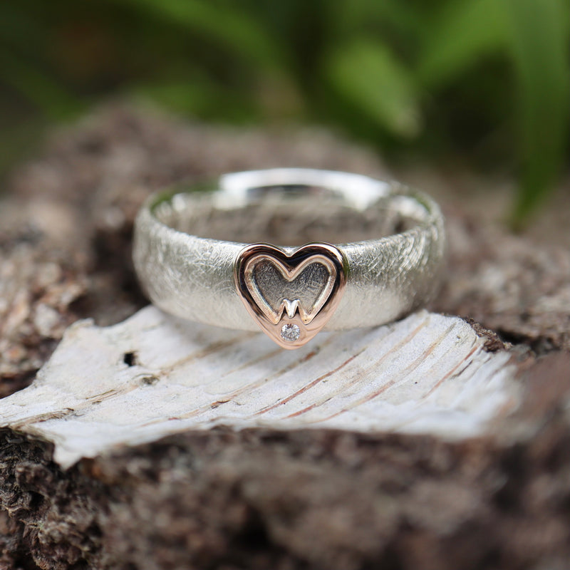 Ring 6 mm breit mit Rotgold Herz und einen Diamanten