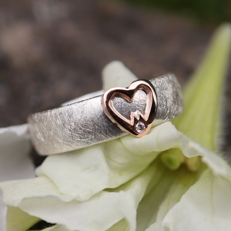 Ring 6 mm breit mit Rotgold Herz und einen Diamanten