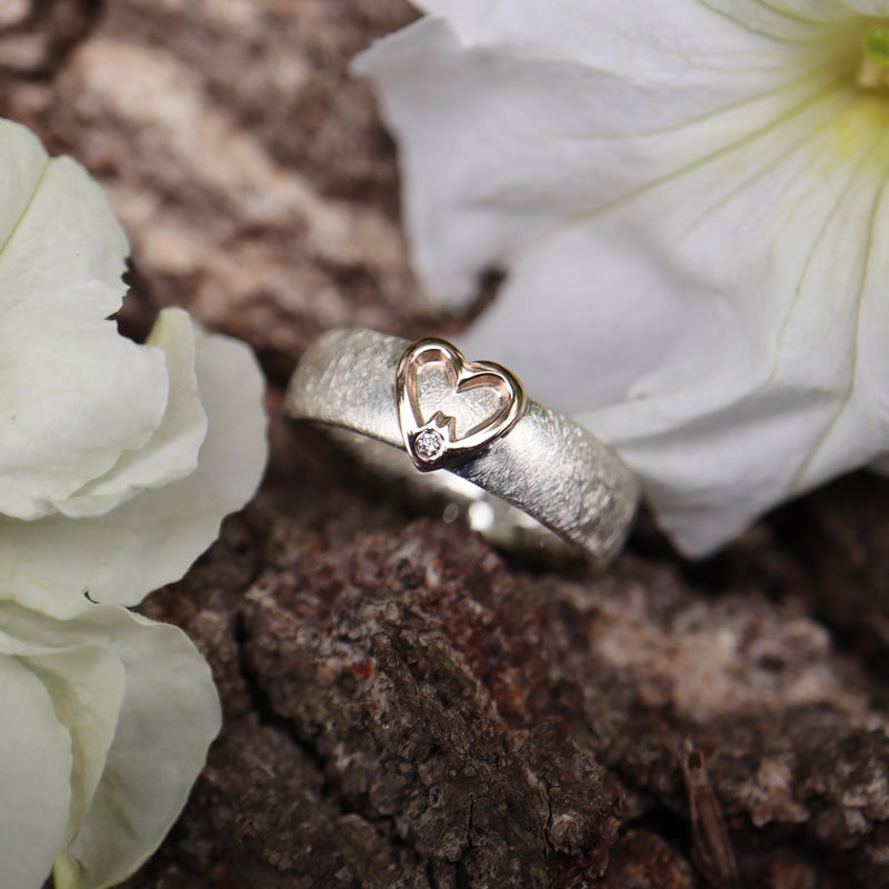 Ring 6 mm breit mit Rotgold Herz und einen Diamanten