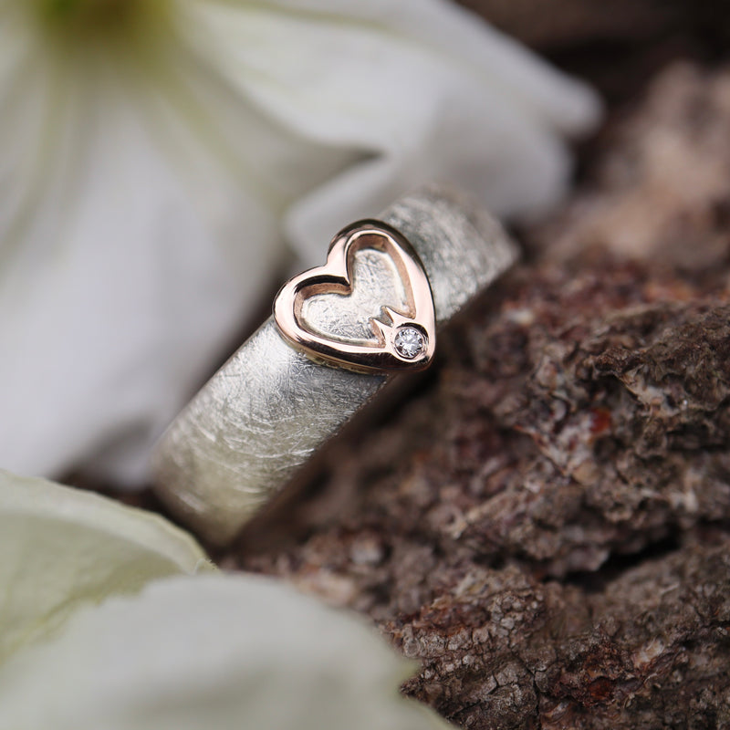 Ring 6 mm breit mit Rotgold Herz und einen Diamanten