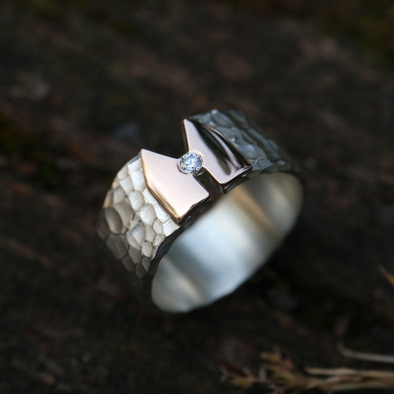 Kölner-Deluxe Ring mit Hammerschlag & Rotgold Dom