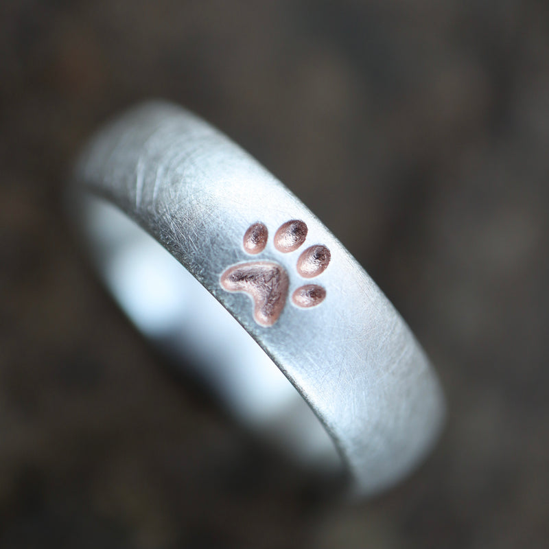 5 mm breiter Ring mit Pfote, schwammmatt