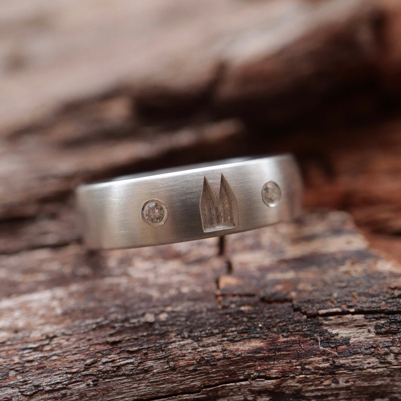 6 mm breit Premium Ring strichmatt mit zwei Diamanten