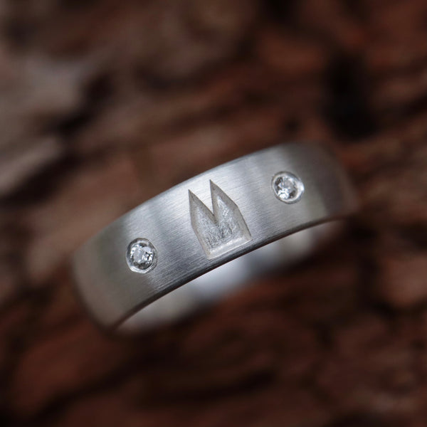 6 mm breit Premium Ring strichmatt mit zwei Diamanten