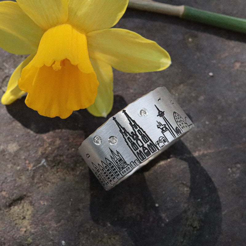 KÖLNER SKYLINE RING MIT DREI DIAMANTEN