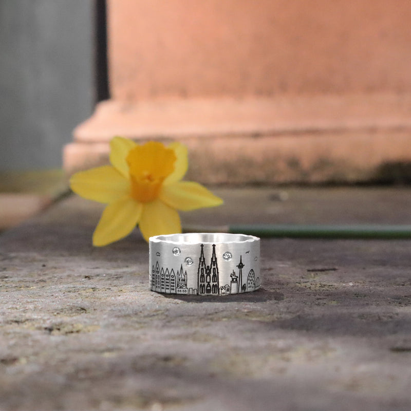 KÖLNER SKYLINE RING MIT DREI DIAMANTEN